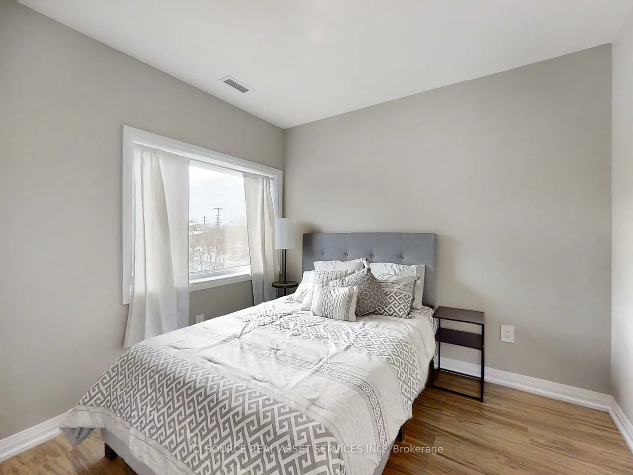 233, Dunlop, Queen's Park, Barrie