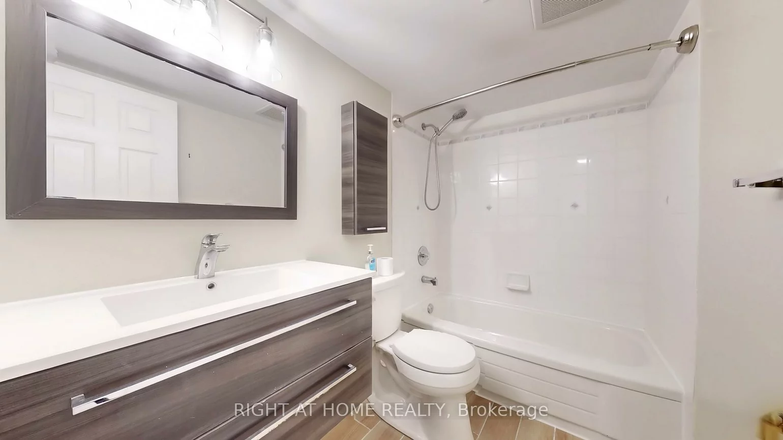 381, Leacock (Basement, Letitia Heights, Barrie