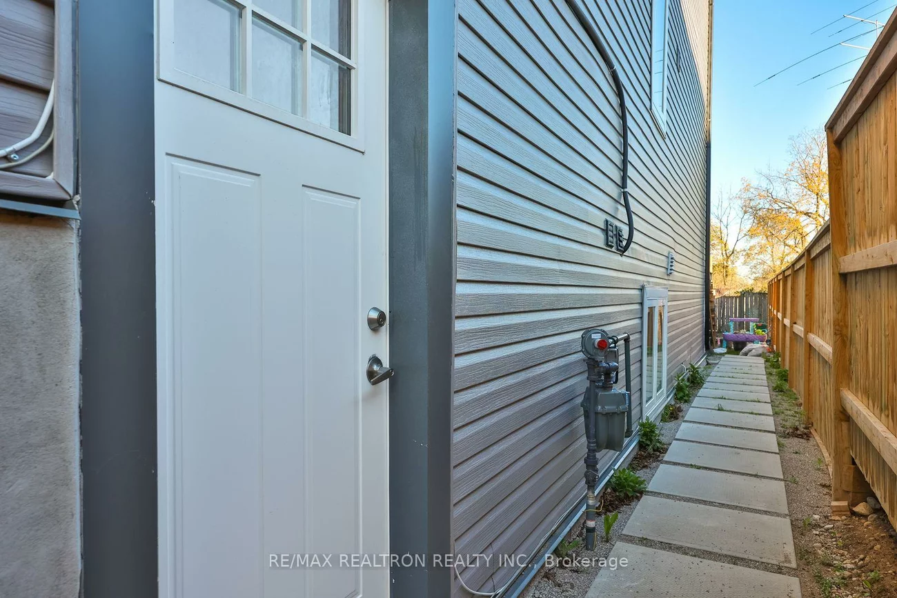 101, Sophia St W, Queen's Park, Barrie