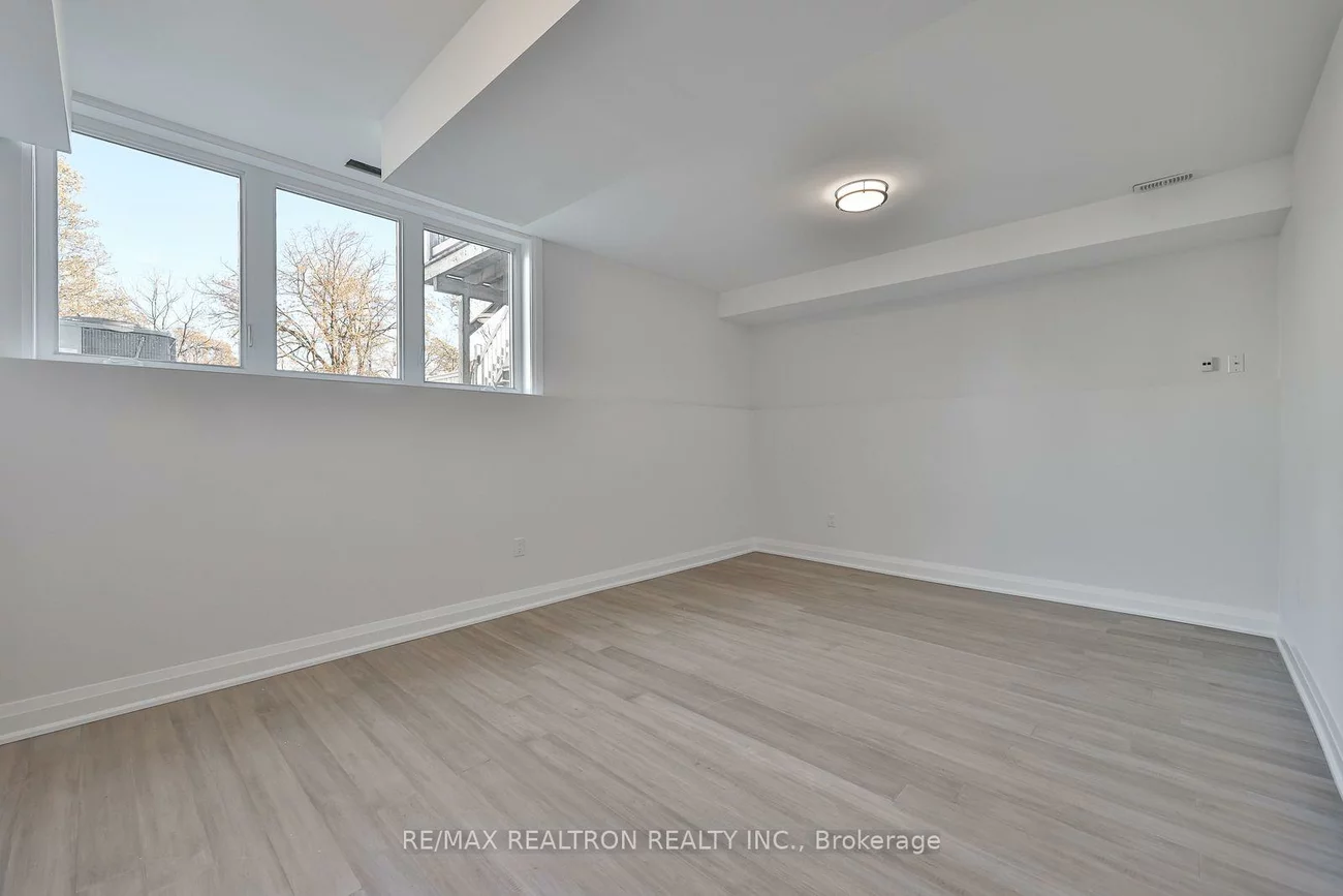 101, Sophia St W, Queen's Park, Barrie