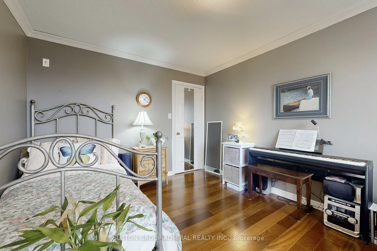 32, Stephanie, Painswick South, Barrie