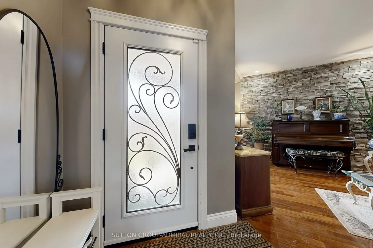 32, Stephanie, Painswick South, Barrie