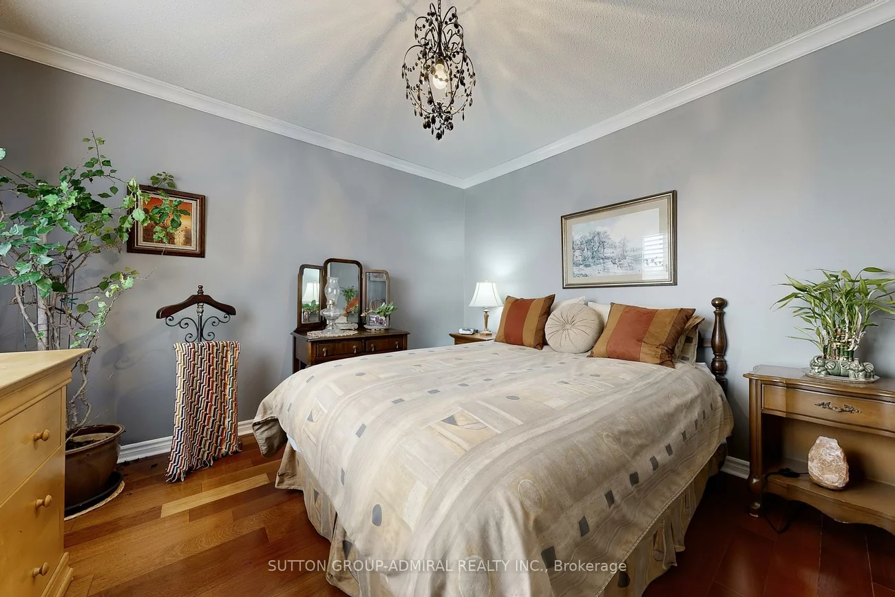 32, Stephanie, Painswick South, Barrie