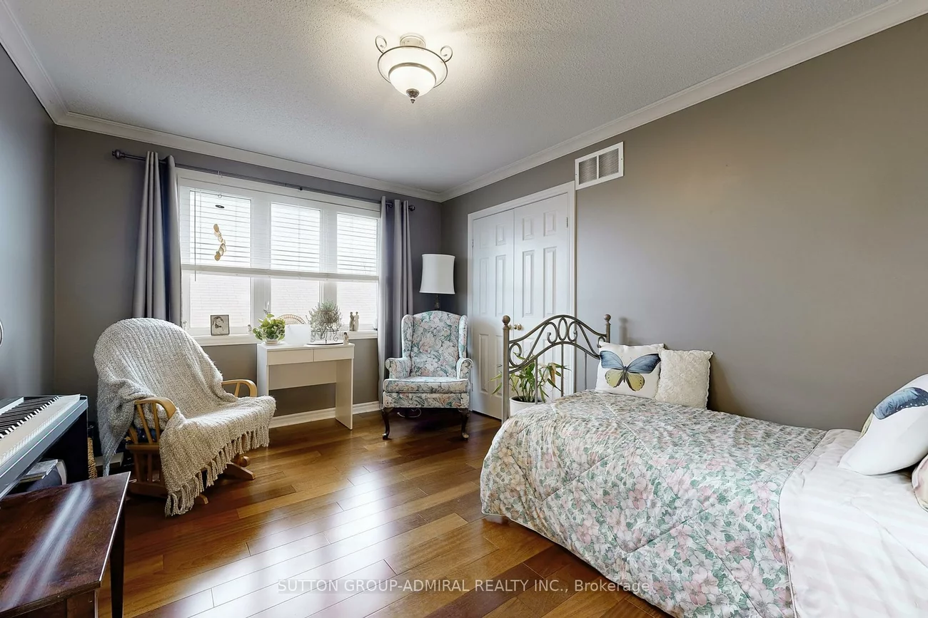 32, Stephanie, Painswick South, Barrie