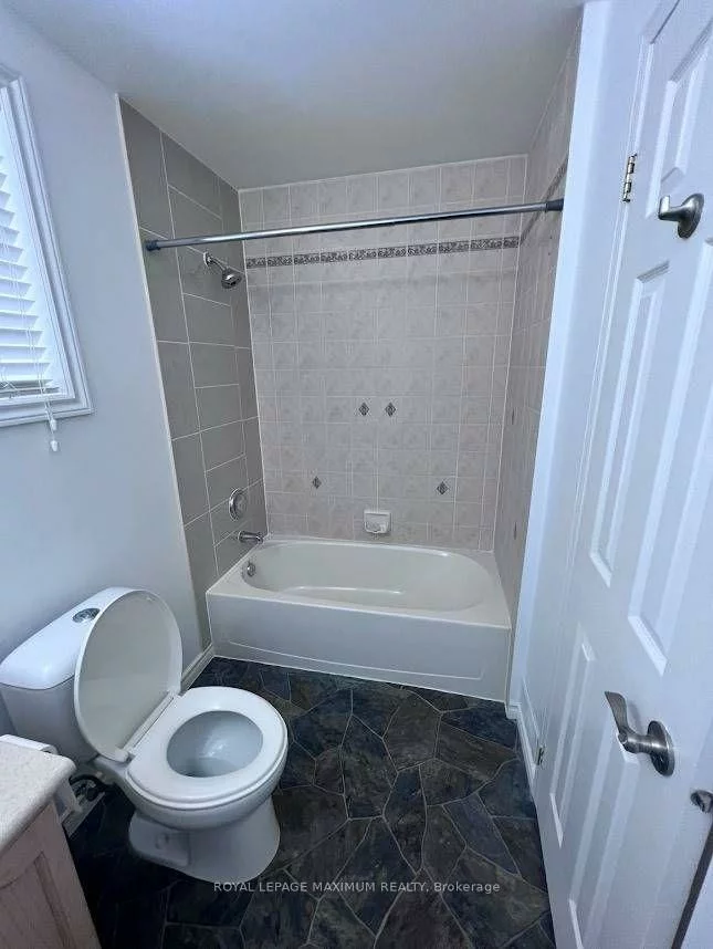 82, Ambler, Georgian Drive, Barrie