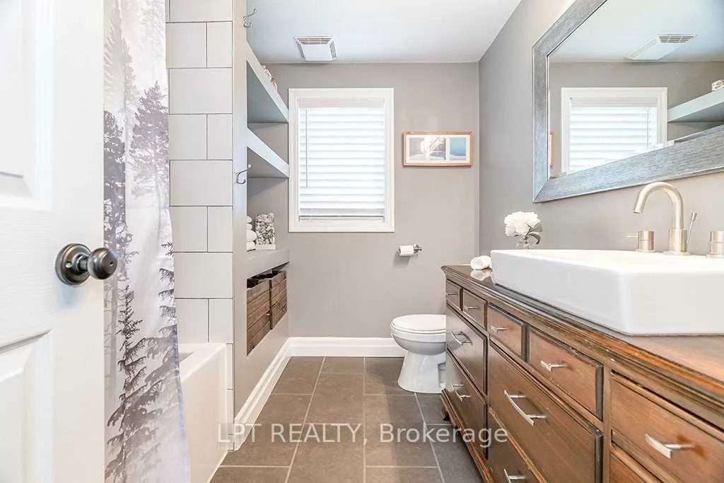 35, Clute, Holly, Barrie