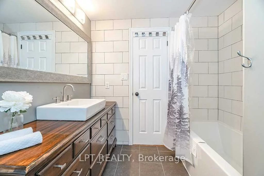 35, Clute, Holly, Barrie