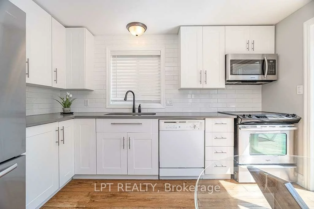 35, Clute, Holly, Barrie