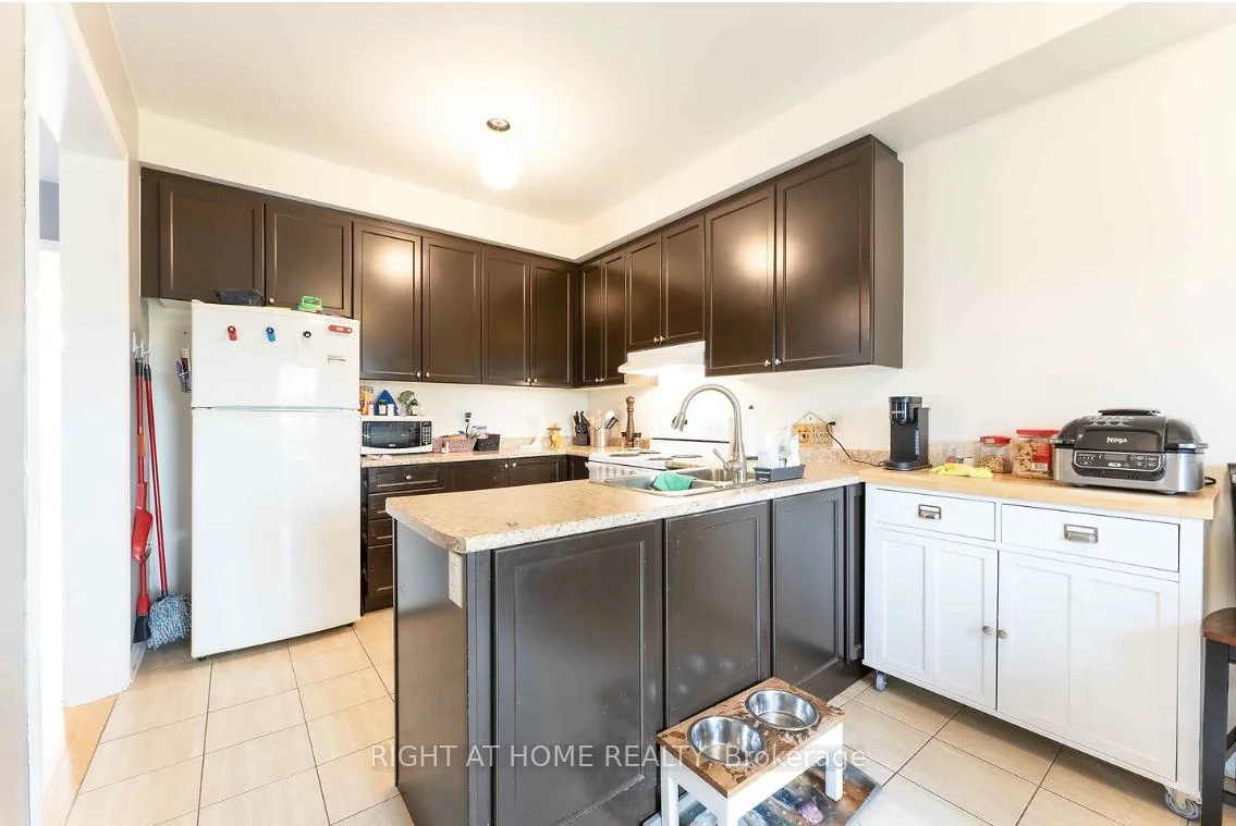 42, Forsyth, West Bayfield, Barrie