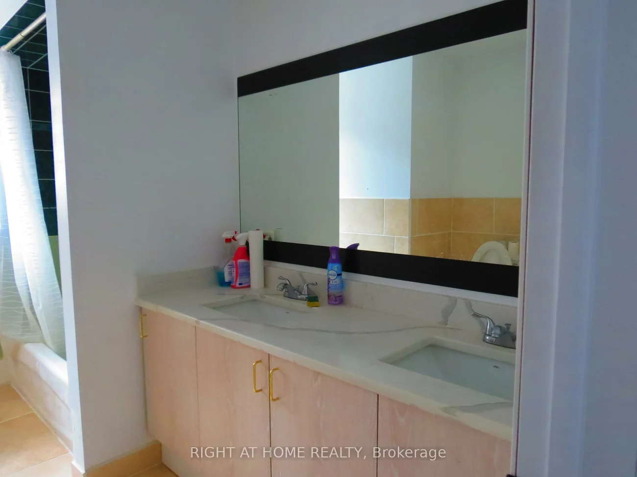 302, Stanley, East Bayfield, Barrie