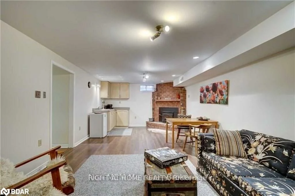 369, HICKLING, Grove East, Barrie