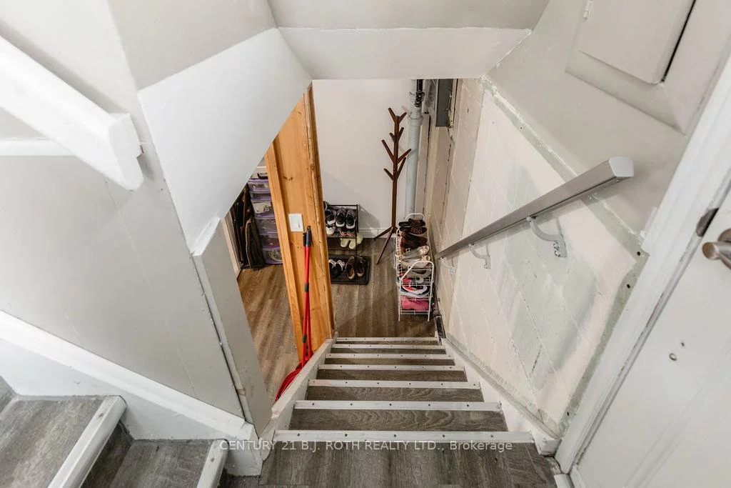 243, Wellington, Codrington, Barrie