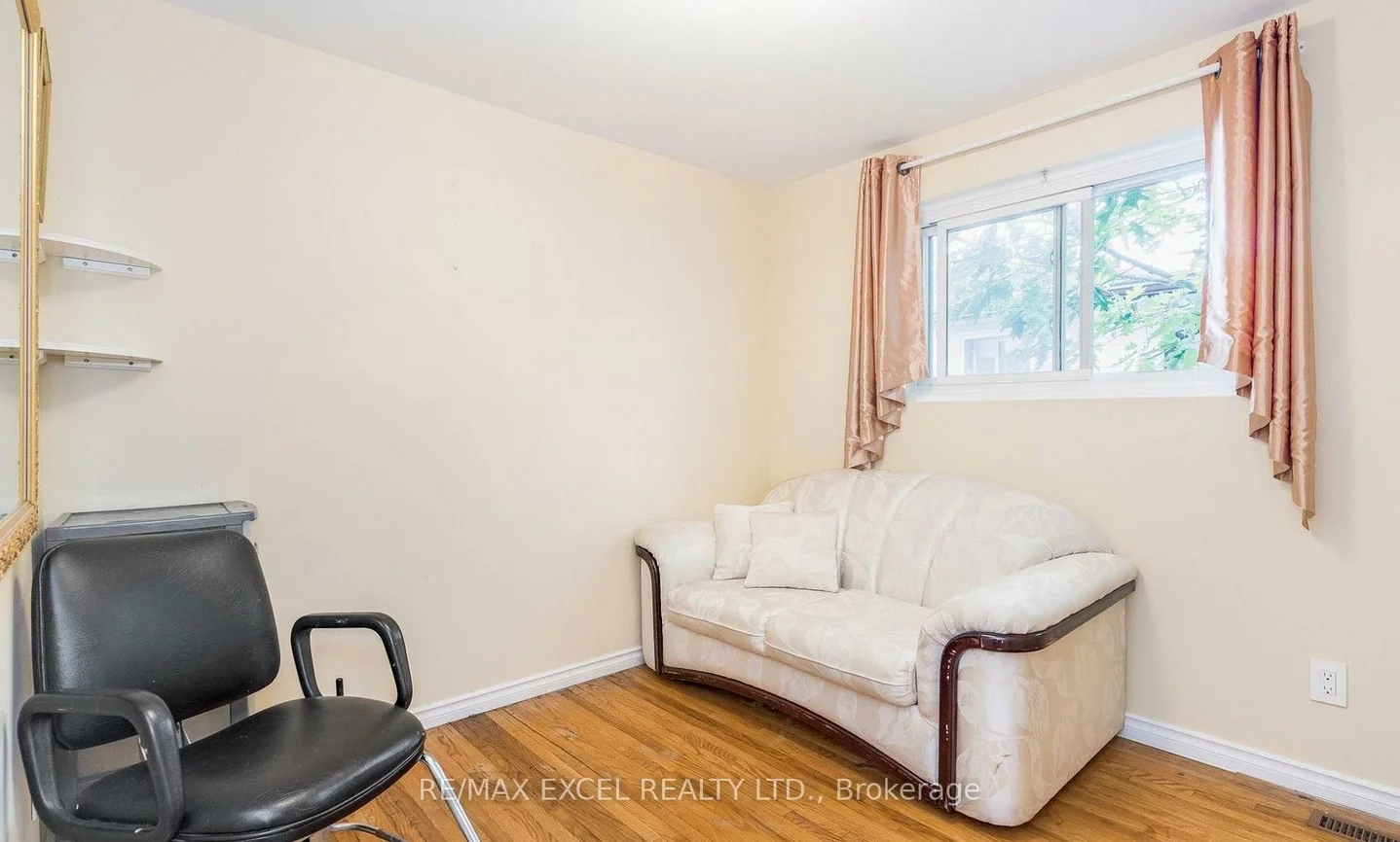 12, College, Grove East, Barrie