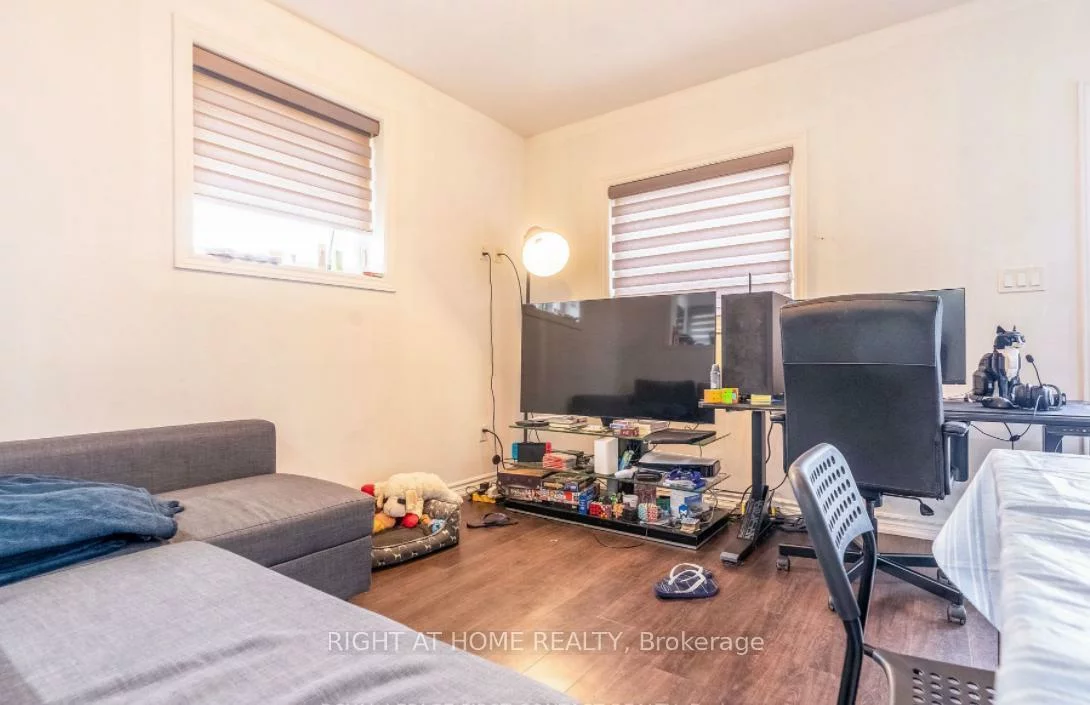 180, Blake, 400 East, Barrie