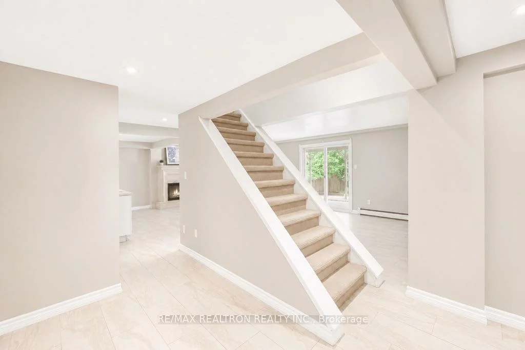 18, Debra, Allandale Heights, Barrie