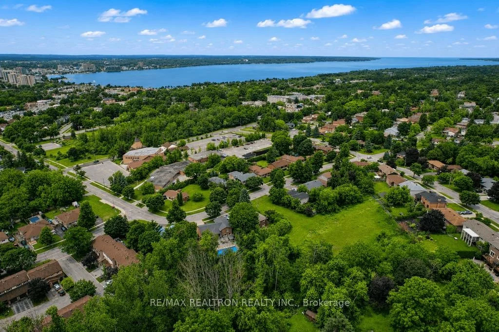 18, Debra, Allandale Heights, Barrie