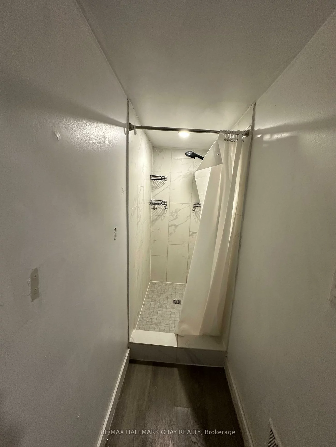 28, Carlton, Cundles East, Barrie