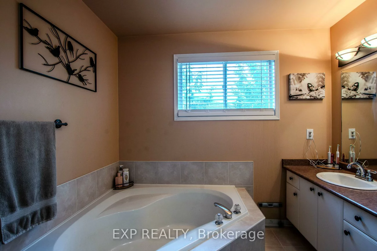 228, Mapleton, Holly, Barrie