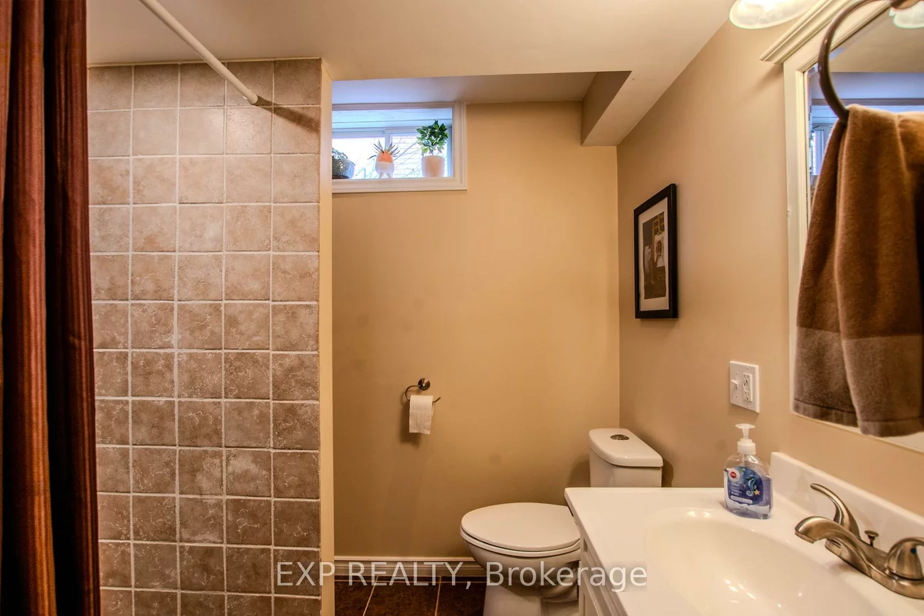 228, Mapleton, Holly, Barrie