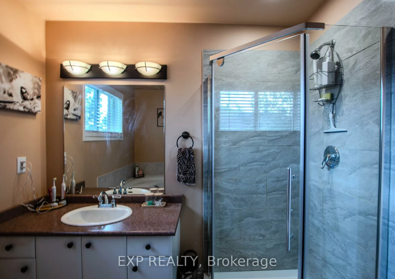 228, Mapleton, Holly, Barrie