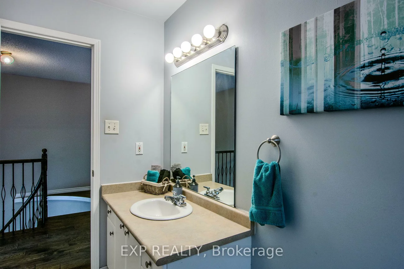 228, Mapleton, Holly, Barrie