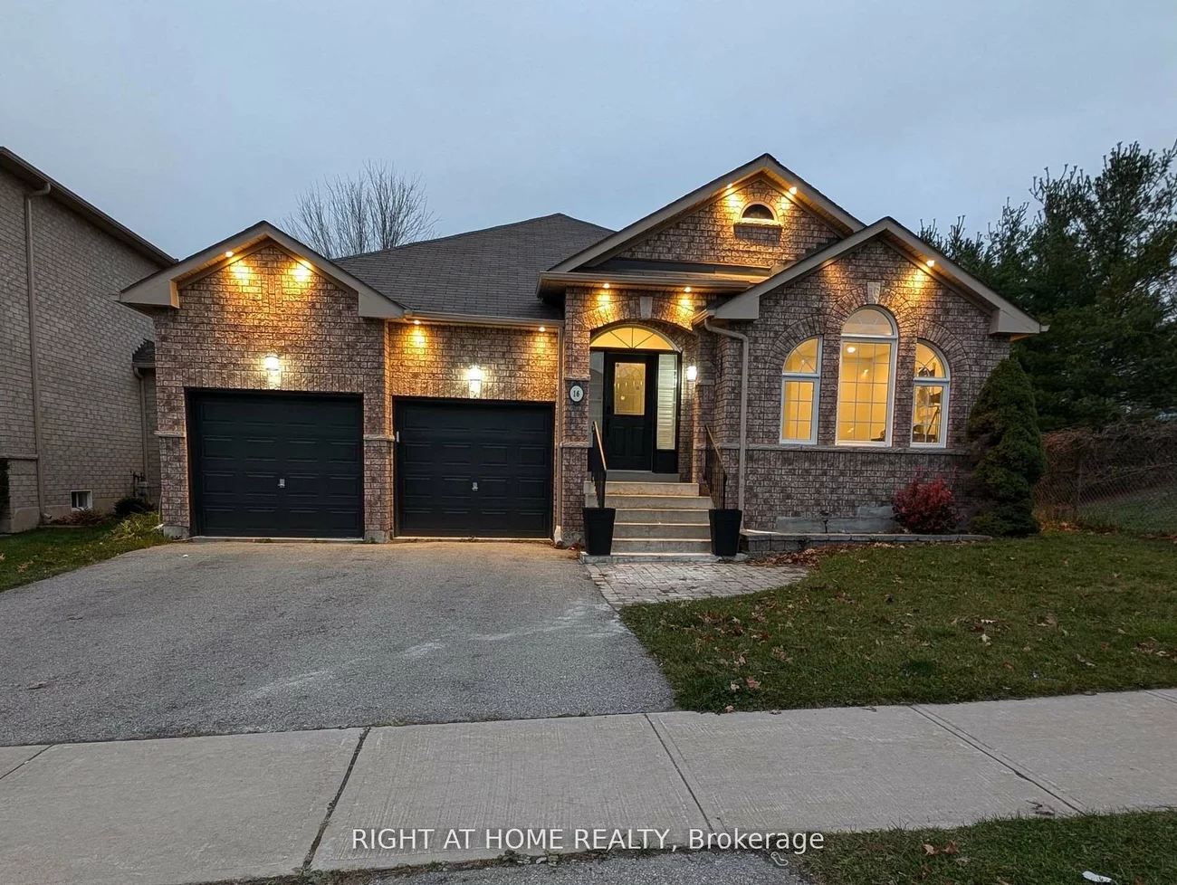 16, Imperial Crown, Innis-Shore, Barrie