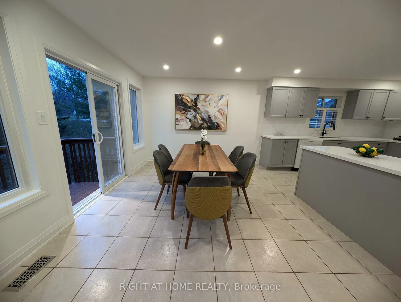 16, Imperial Crown, Innis-Shore, Barrie