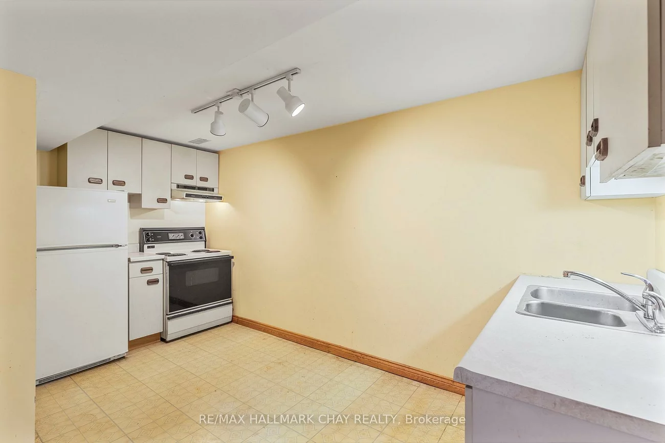 3, College, Grove East, Barrie