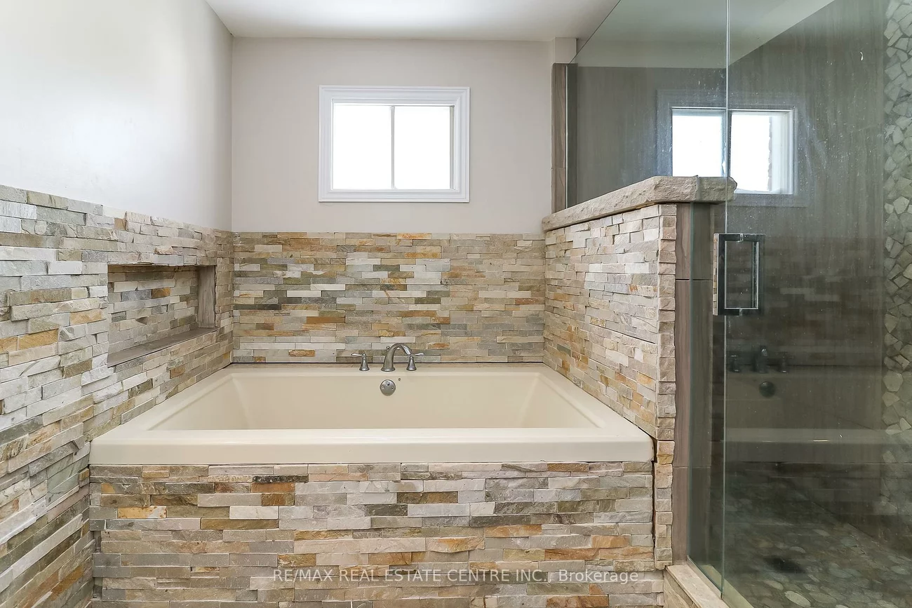 22, Meadowlark, Cundles East, Barrie