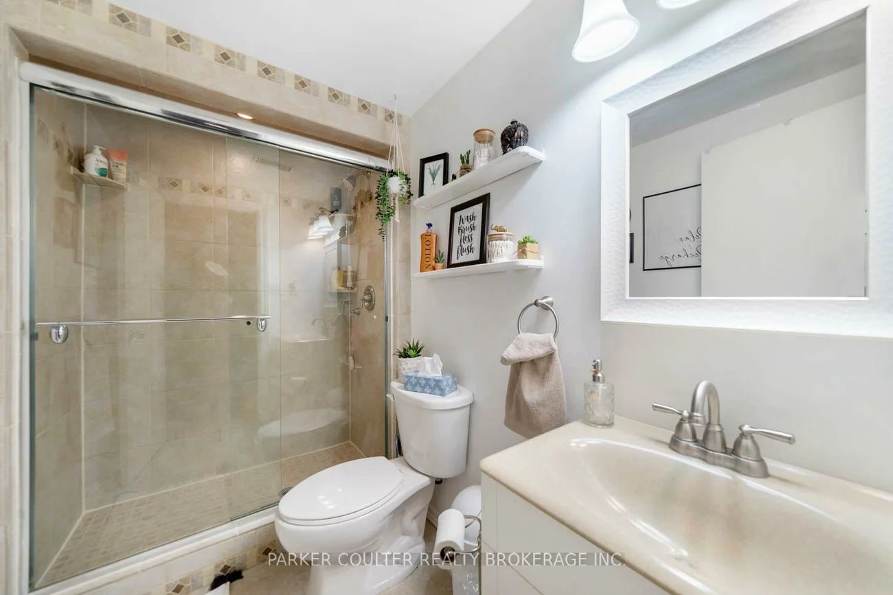 220, Livingstone, Little Lake, Barrie