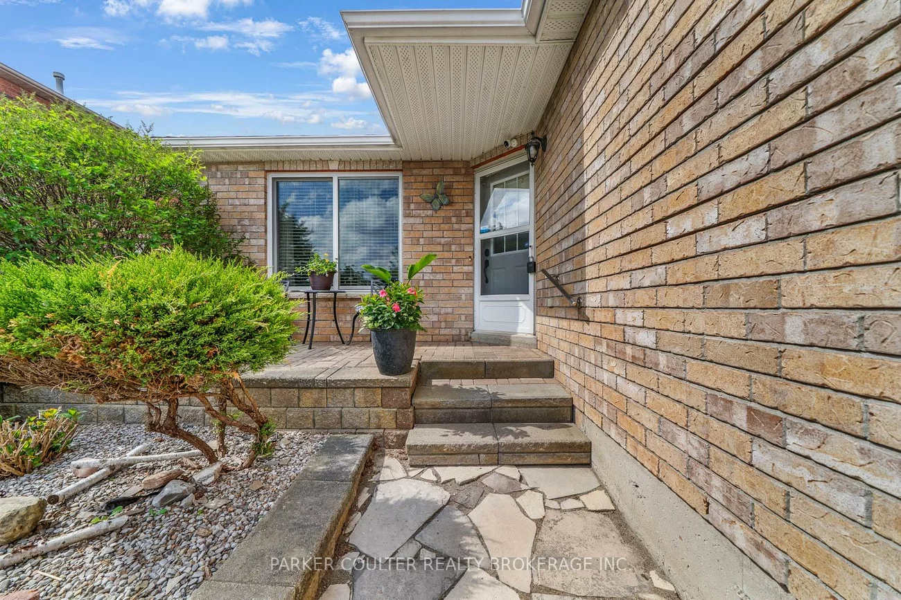 220, Livingstone, Little Lake, Barrie