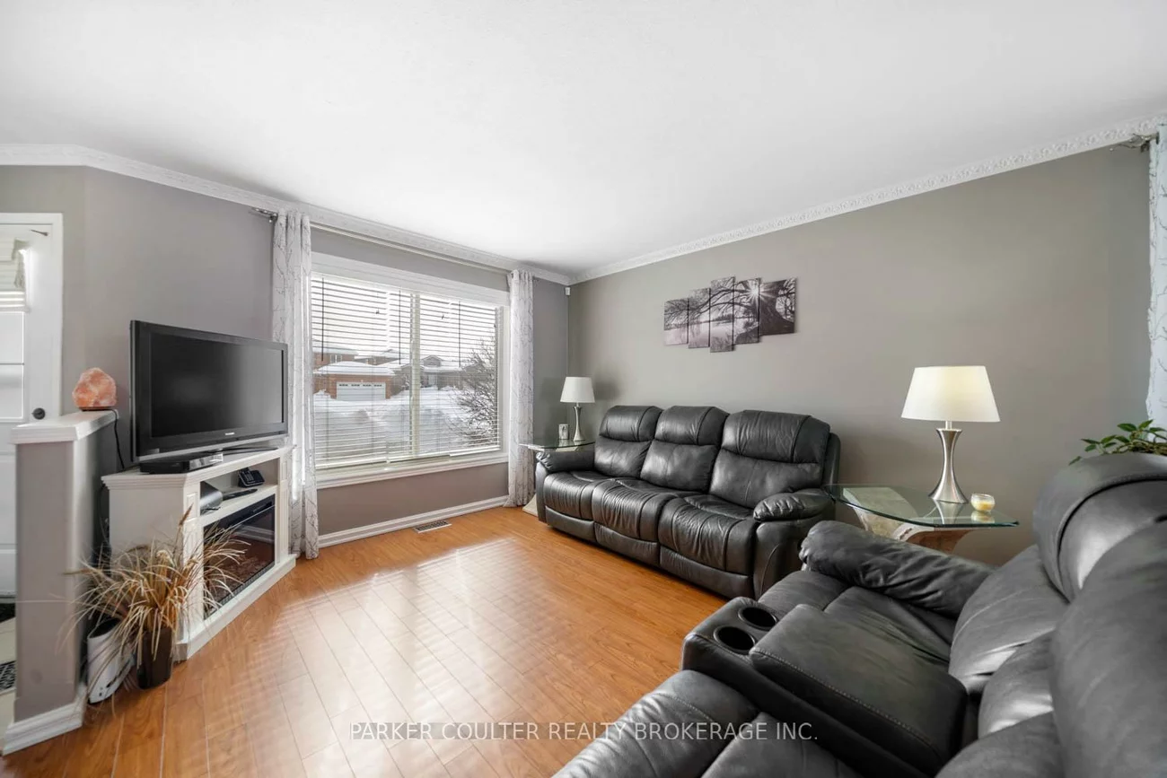 220, Livingstone, Little Lake, Barrie