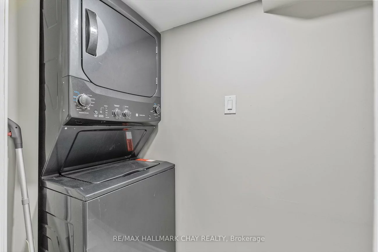 22, Columbia, Holly, Barrie