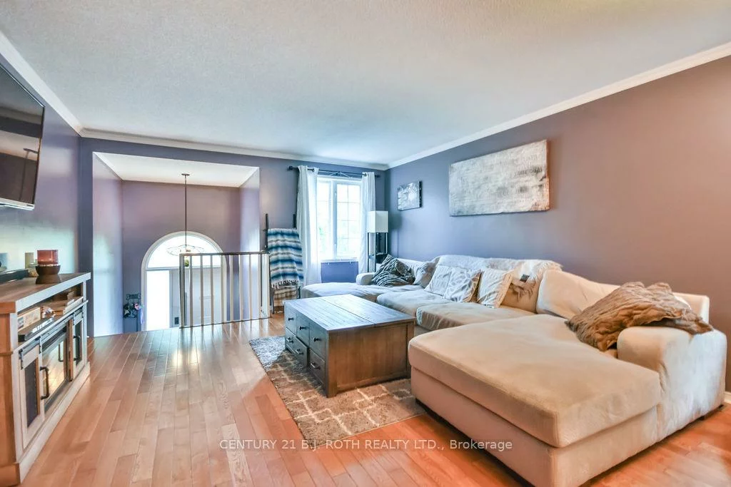 56, Monique, East Bayfield, Barrie