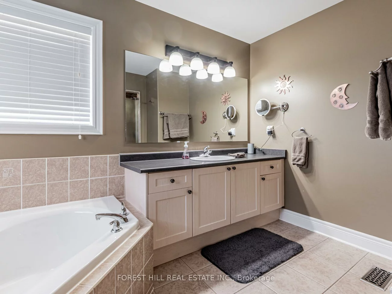 33, CONNAUGHT, Innis-Shore, Barrie