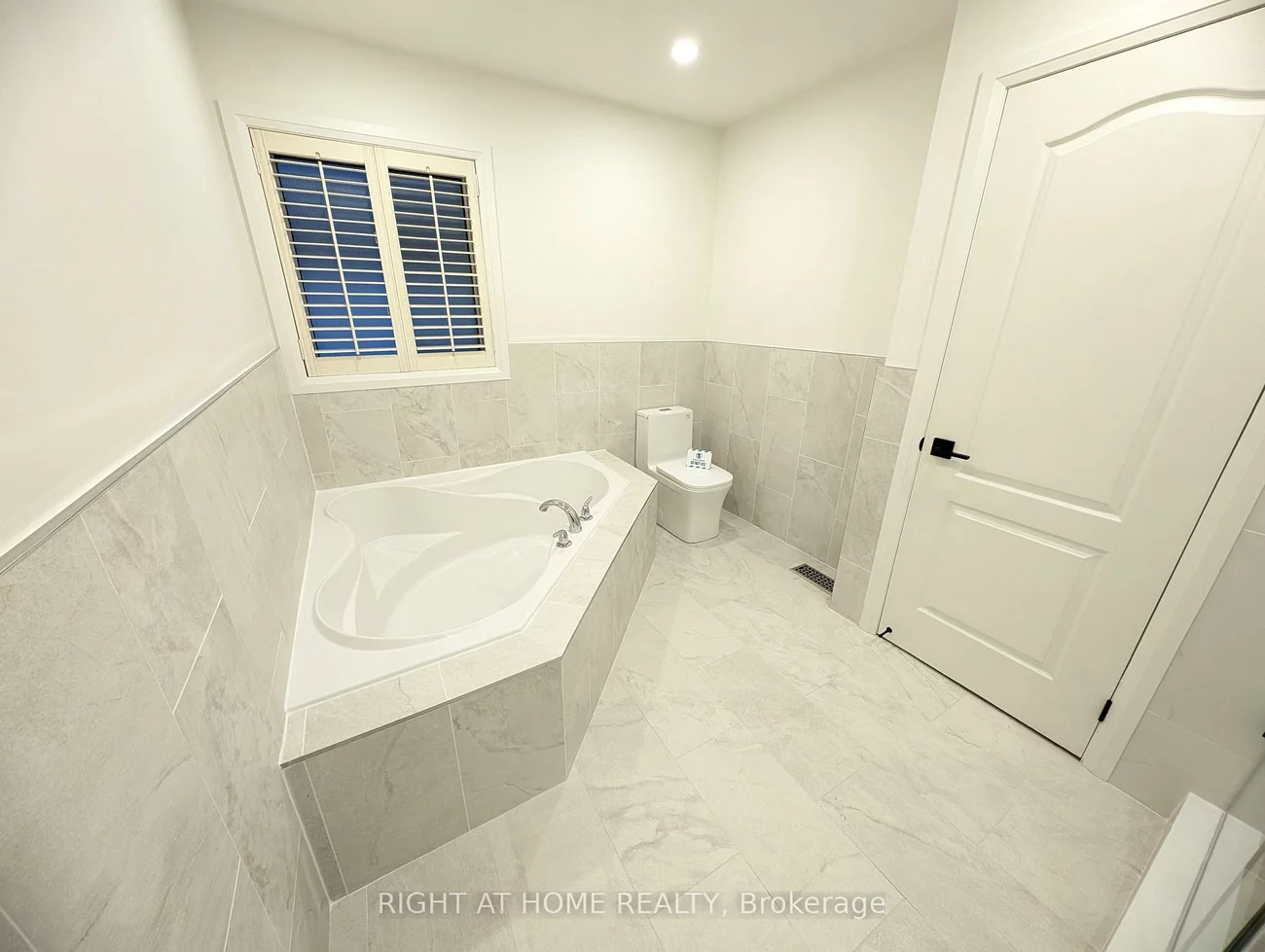 16, Imperial Crown, Innis-Shore, Barrie