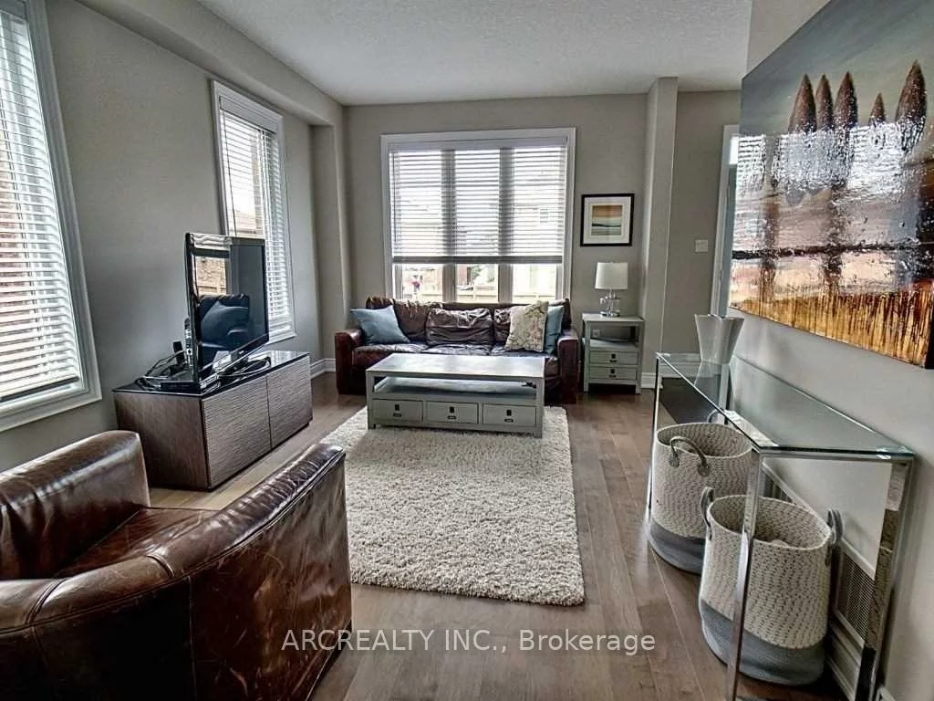 36, Booth, Painswick South, Barrie