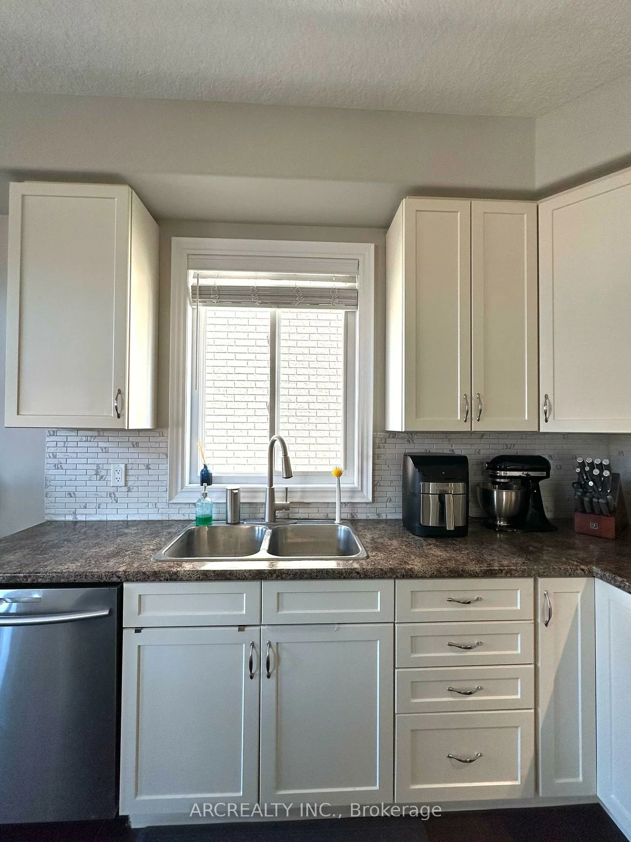 36, Booth, Painswick South, Barrie