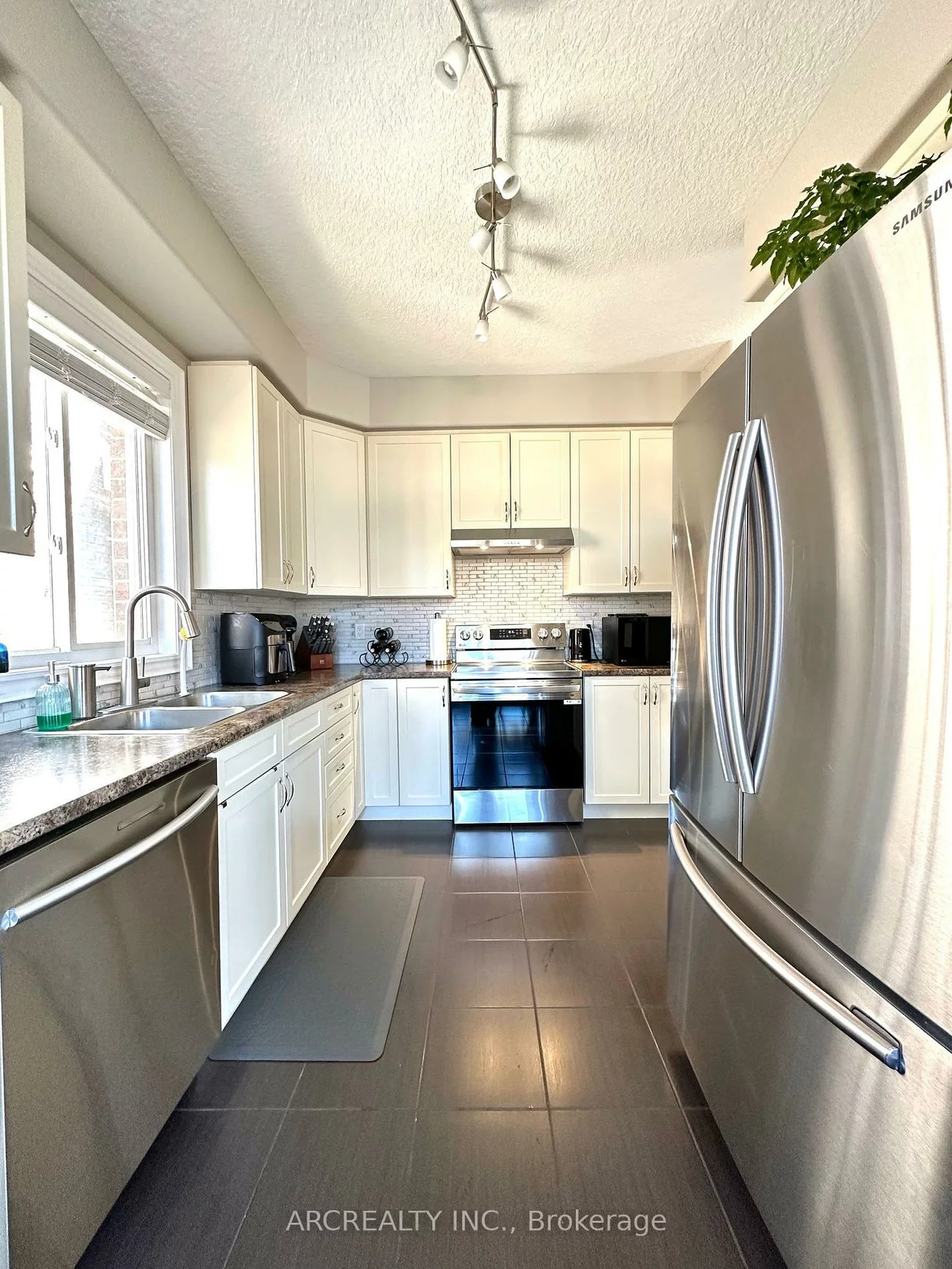 36, Booth, Painswick South, Barrie