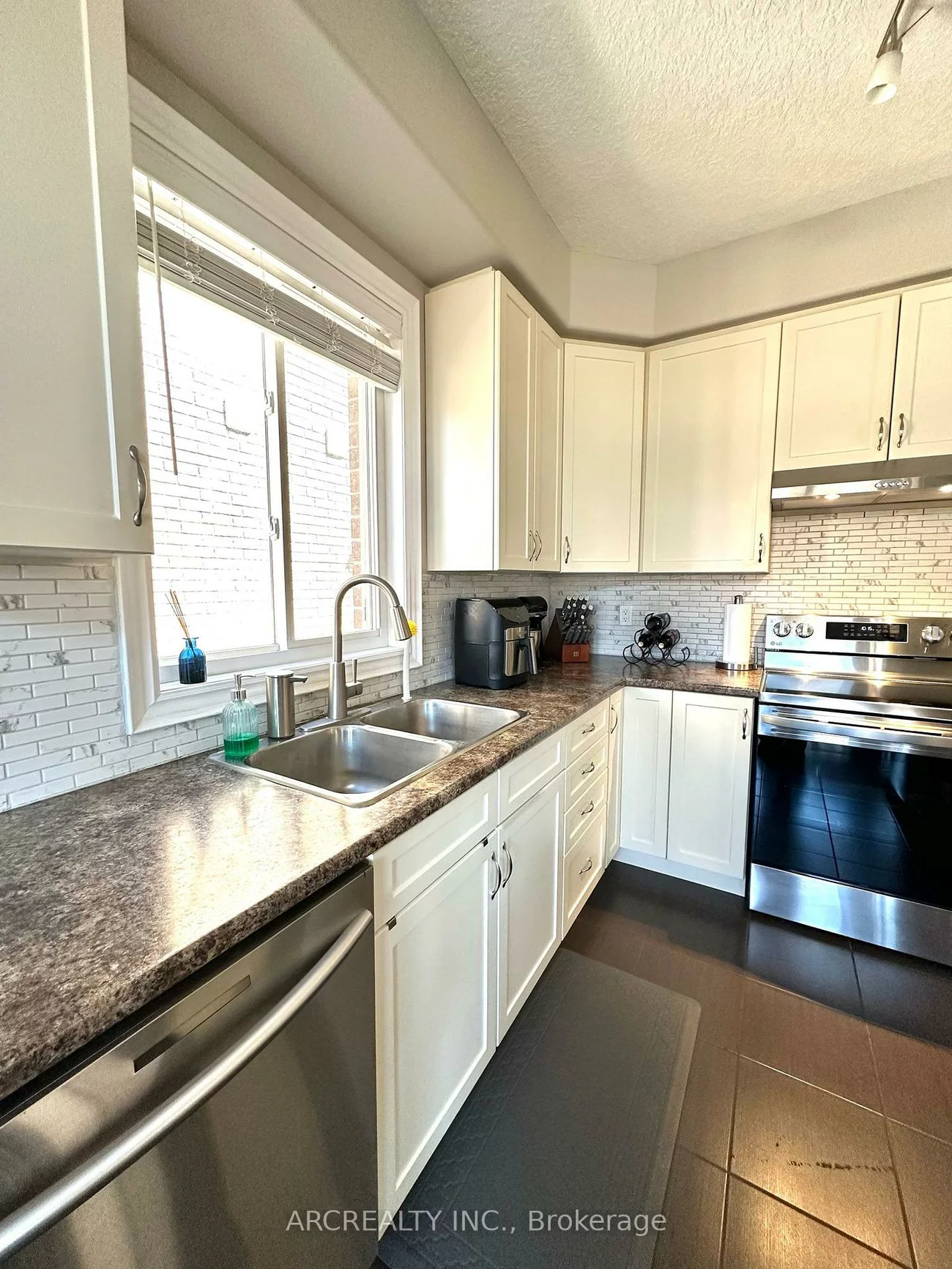 36, Booth, Painswick South, Barrie