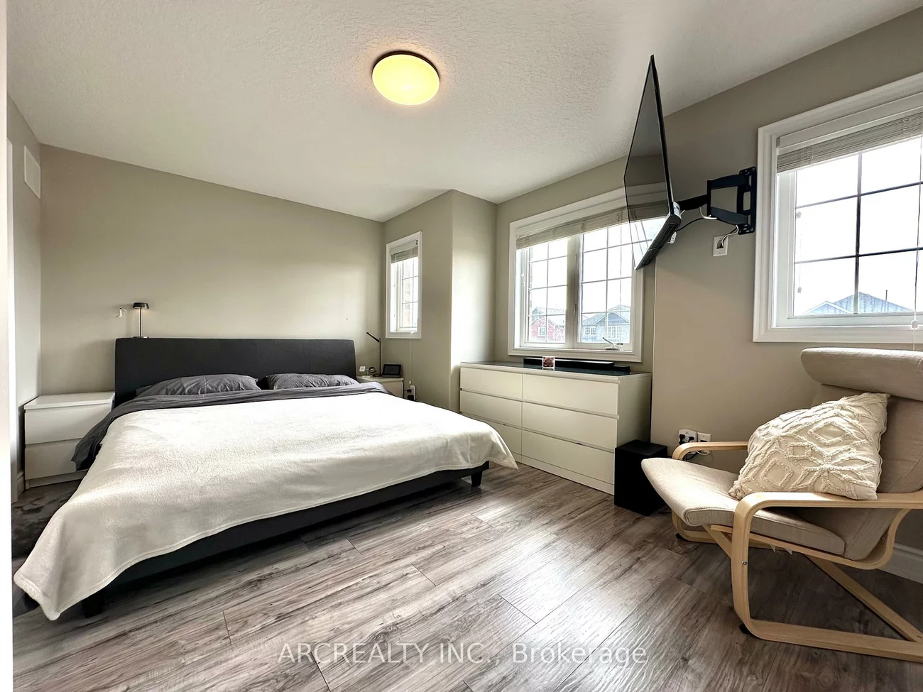 36, Booth, Painswick South, Barrie