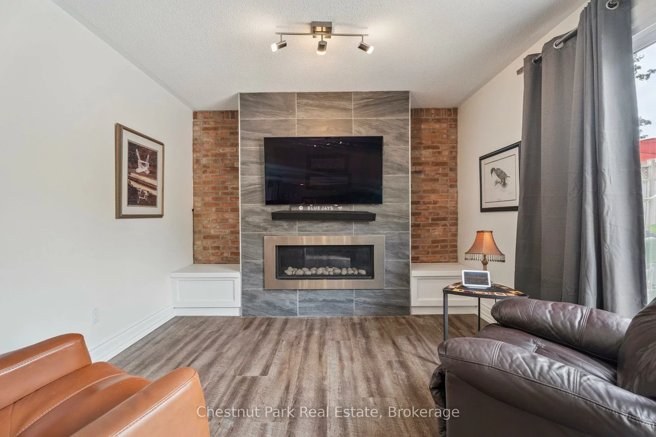 16, Davies, Grove East, Barrie