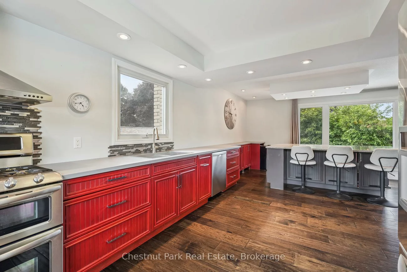 16, Davies, Grove East, Barrie