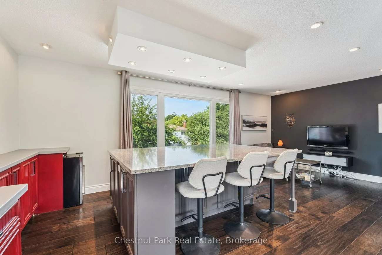 16, Davies, Grove East, Barrie