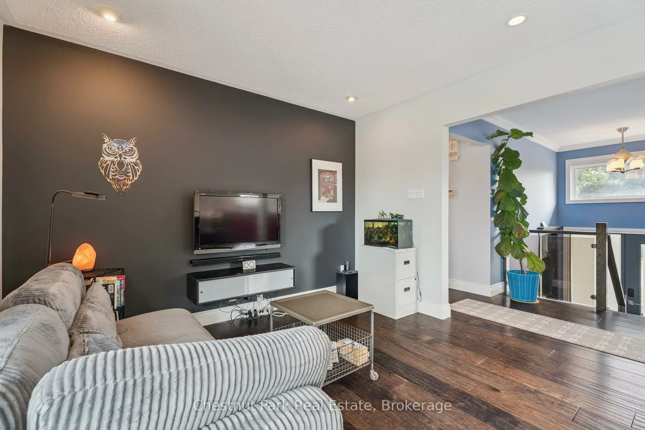 16, Davies, Grove East, Barrie