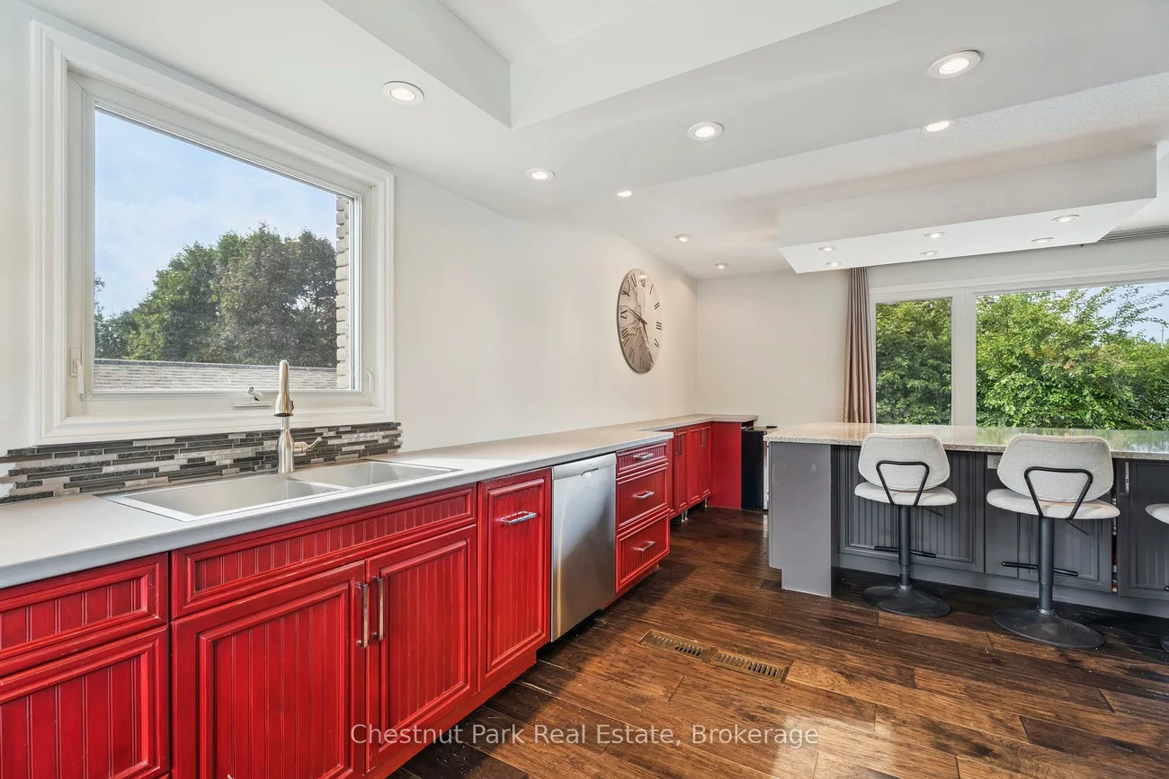 16, Davies, Grove East, Barrie