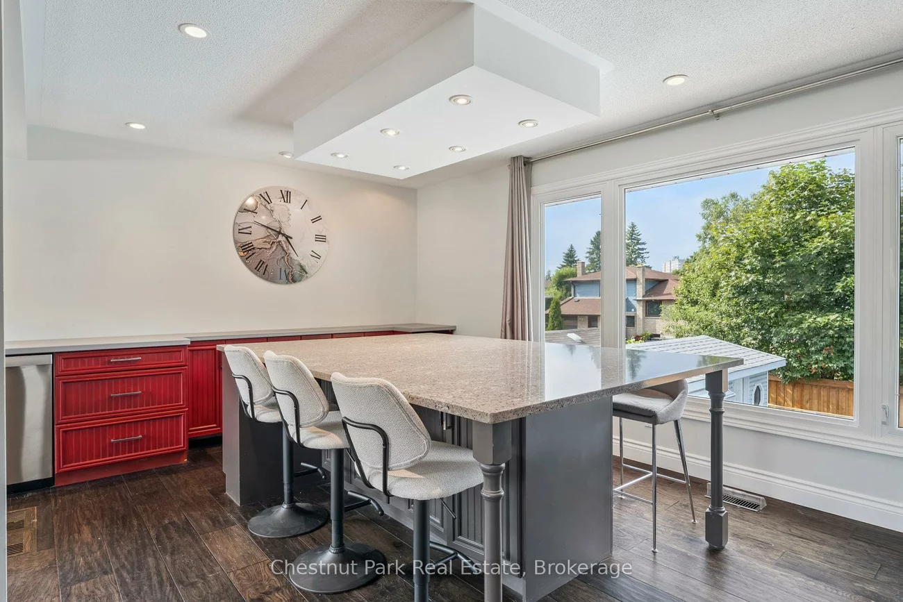 16, Davies, Grove East, Barrie