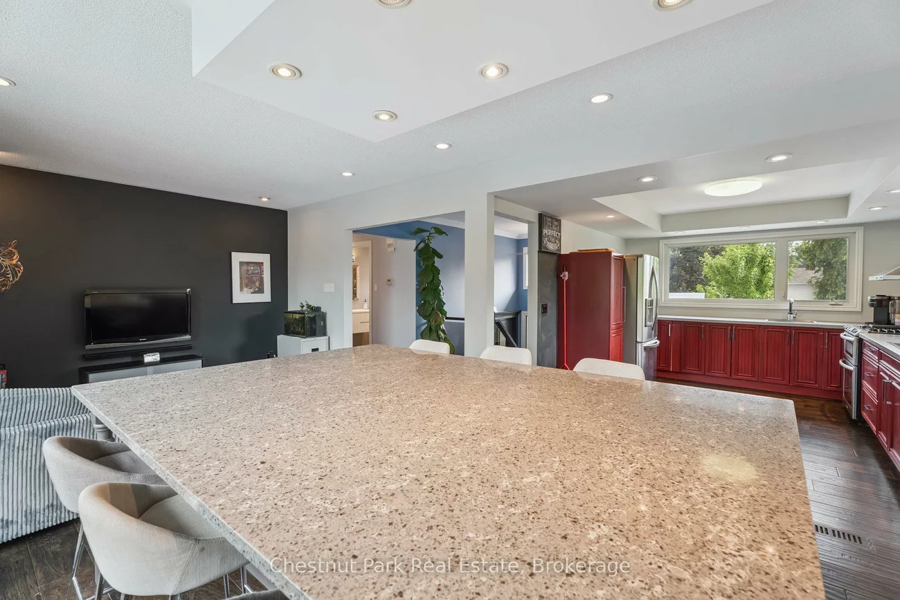 16, Davies, Grove East, Barrie