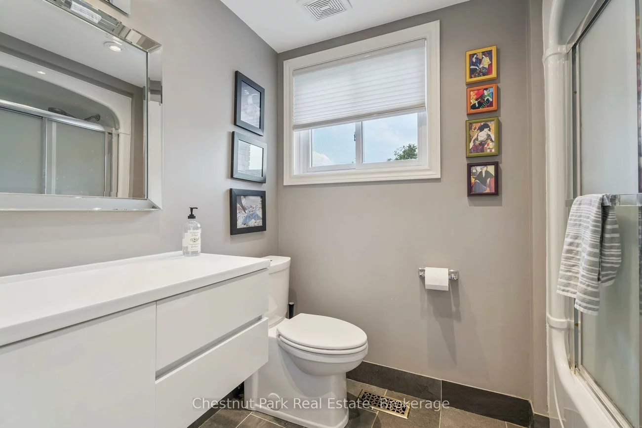 16, Davies, Grove East, Barrie