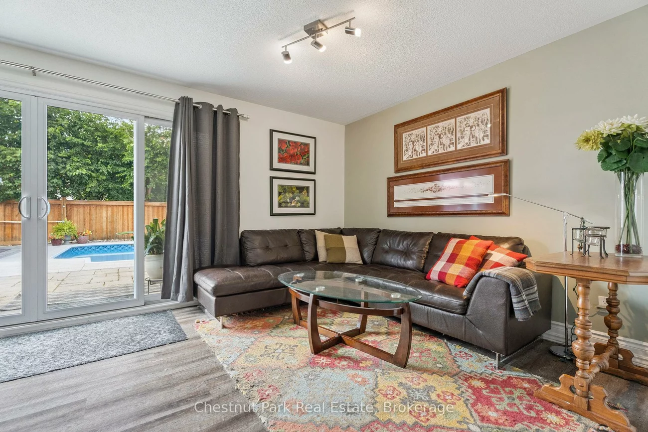 16, Davies, Grove East, Barrie